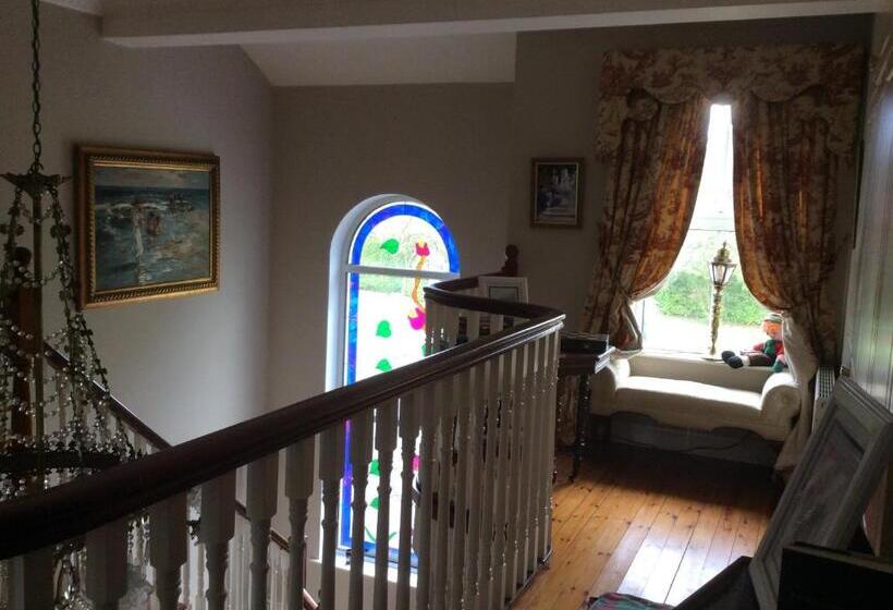 اتاق اکونومی, Keyfield House
