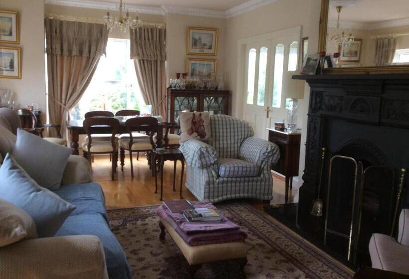 اتاق اکونومی, Keyfield House