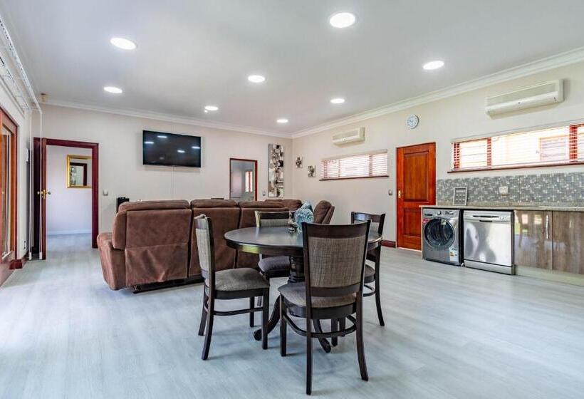 استودیو استاندارد با چشم‌انداز استخر, Rsa Lodge