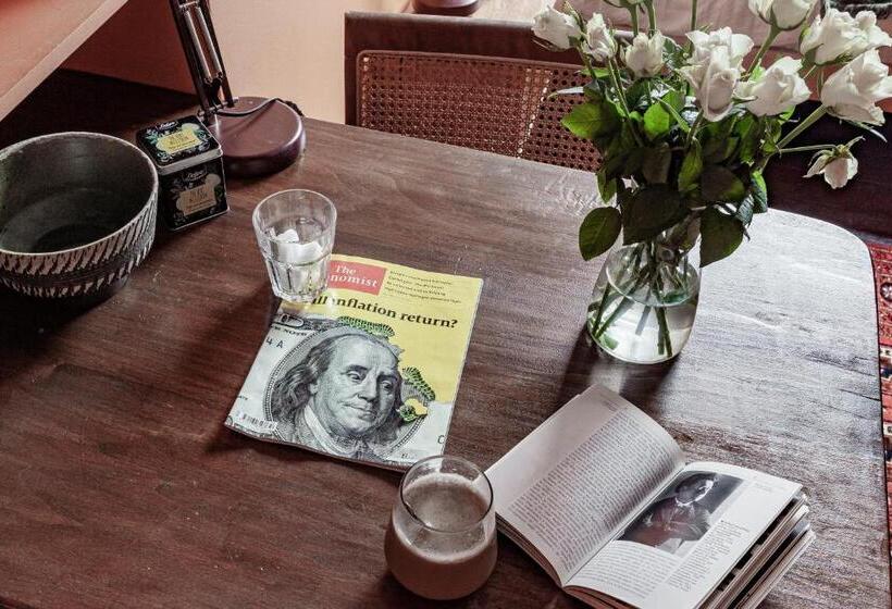 استودیوی استاندارد, Comenstay Brussels