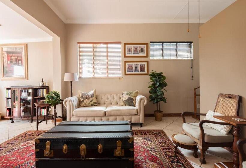 Deluxe Suite King Bed, House Falcon   Close To Zah