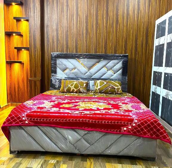 Номер Deluxe, Trilok Residency   Dashashwamedh Varanasi