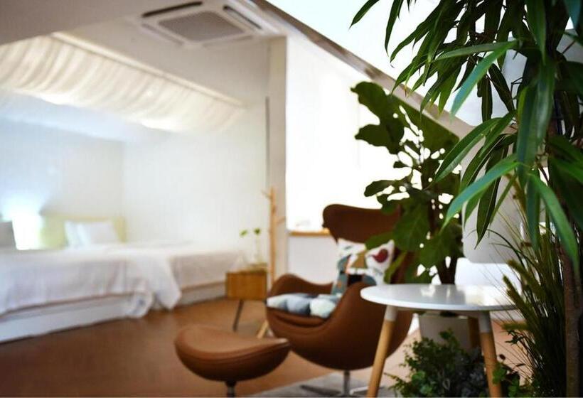 مجموعه ویستا شهر, Garden Pool Villa Lee Chung Jung