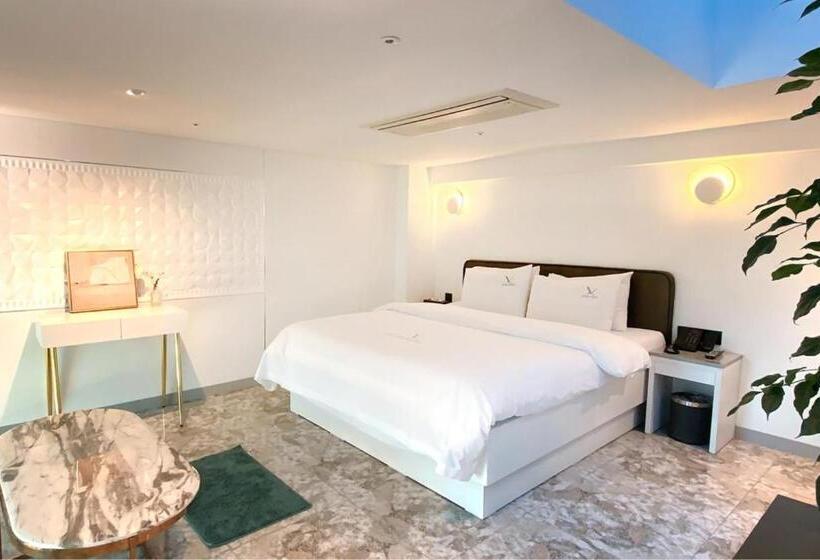 مجموعه ویستا شهر, Garden Pool Villa Lee Chung Jung