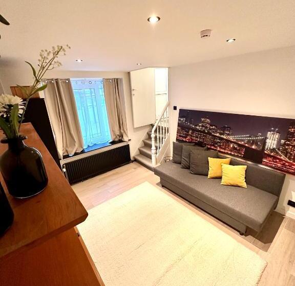 اتاق استاندارد چهار تخته, Cozy Bed And Breakfast At European Commision
