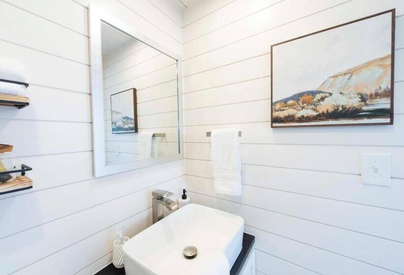 דירת חדר, New The Wild West Cozy Container Home