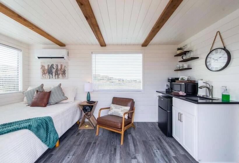 דירת חדר, New The Wild West Cozy Container Home