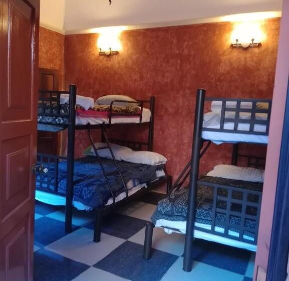 اتاق خانوادگی, Vihara   Hostel