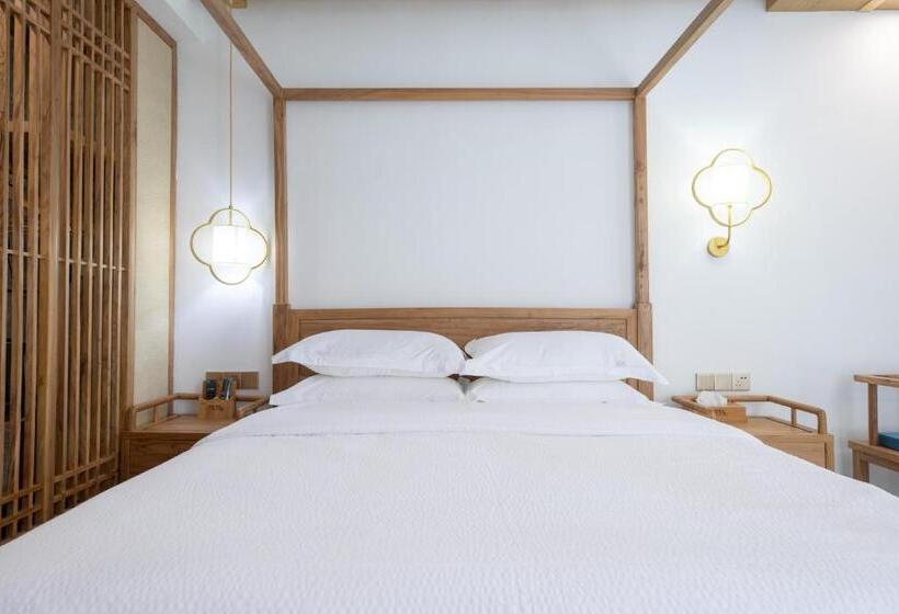 Номер Стандарт с Балконом, Zhangjiajie Qiquan Vacation B&b