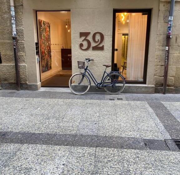 スタンダードルーム, 32 De Agostos