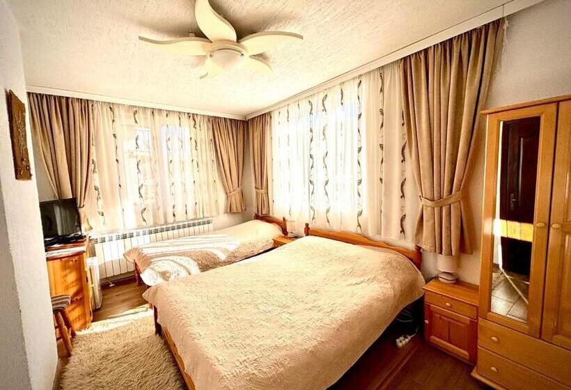 Трехместный Номер Стандарт с Балконом, Guest House Meraklii