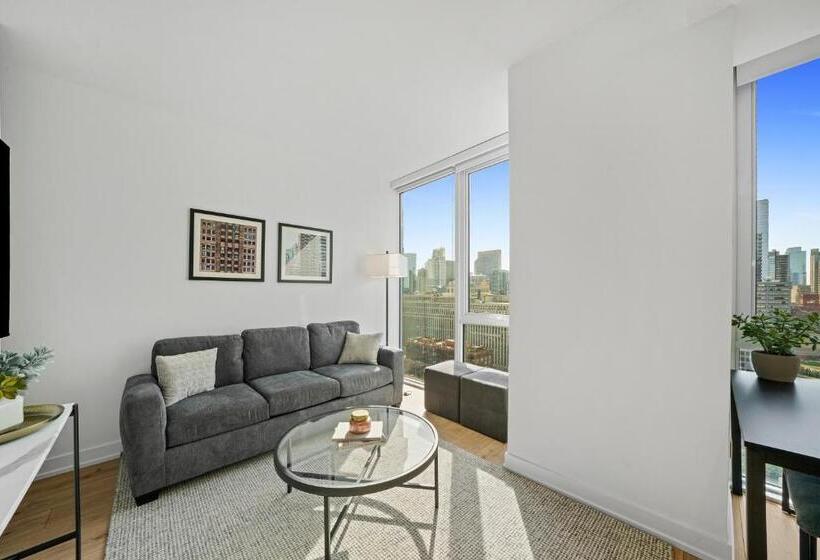 Suite, Level Chicago River North