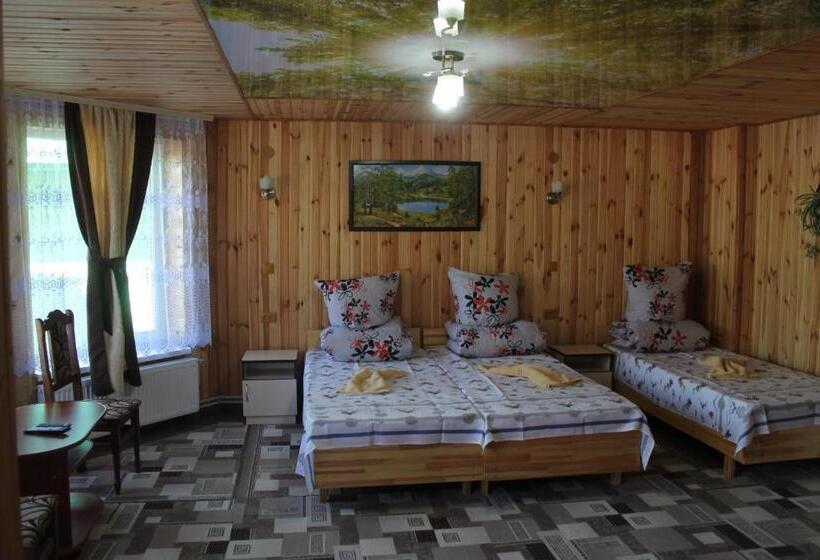 Трехместный Номер Стандарт с Балконом, Zustrizh U Leva