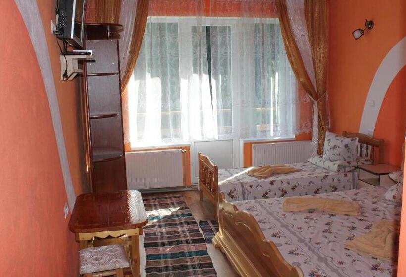 Трехместный Номер Стандарт с Балконом, Zustrizh U Leva