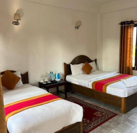اتاق لوکس با بالکن, Sauraha Bnb