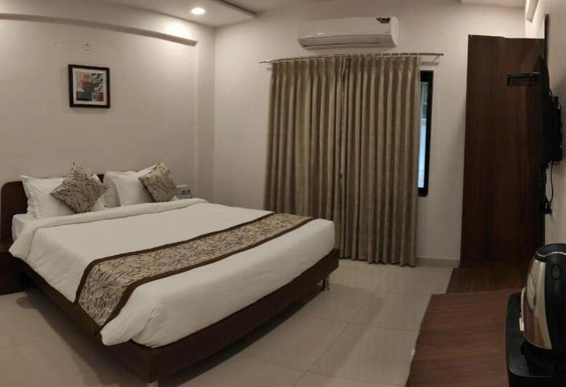 Люкс, Chandanvan Club & Resort