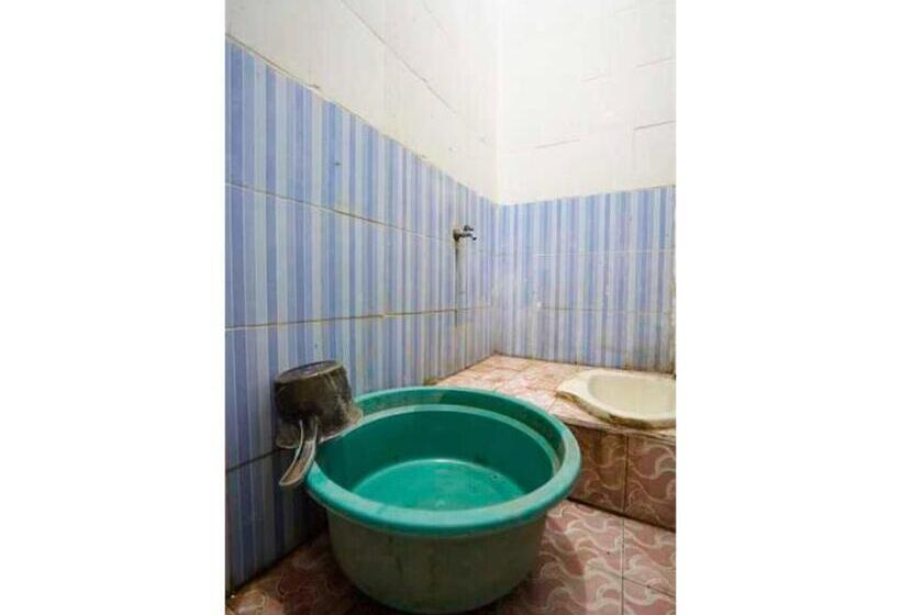 스탠다드 룸 킹사이즈 침대, Oyo Life 93061 Kost Vicky Syariah