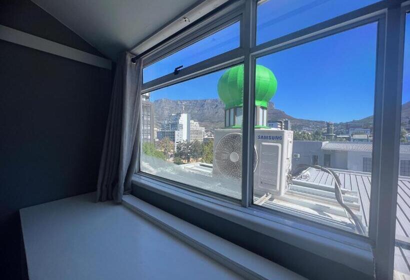 سوییت با چشم‌انداز کوه, M & B Backpackers