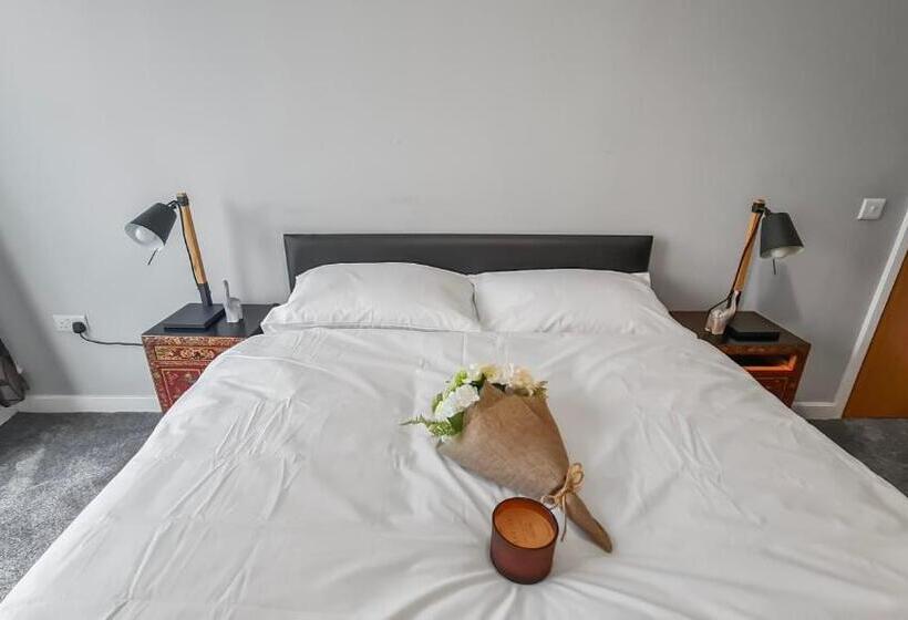 חדר סטנדרט עם מיטת קינג, River View Ensuite Private Room In Shared Apartment