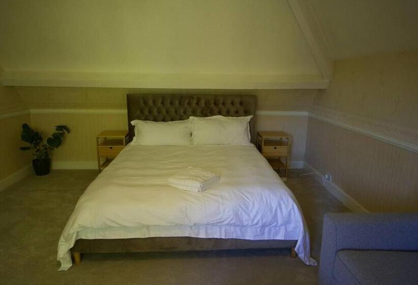اتاق خانوادگی با چشم‌انداز باغ, Mossley Hill Retreat