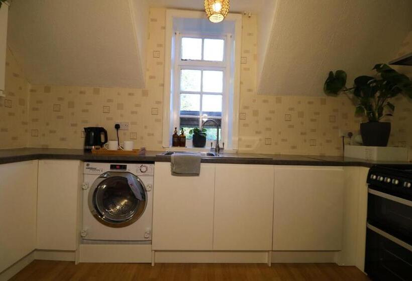 اتاق خانوادگی با چشم‌انداز باغ, Mossley Hill Retreat