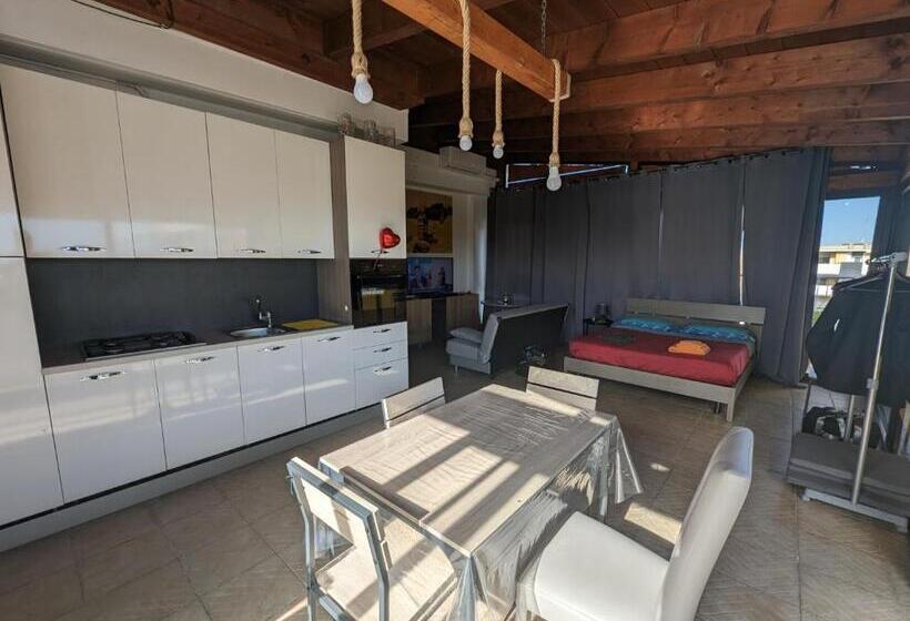 חדר סטנדרט לשלושה עם טרסה, Wanderlust House