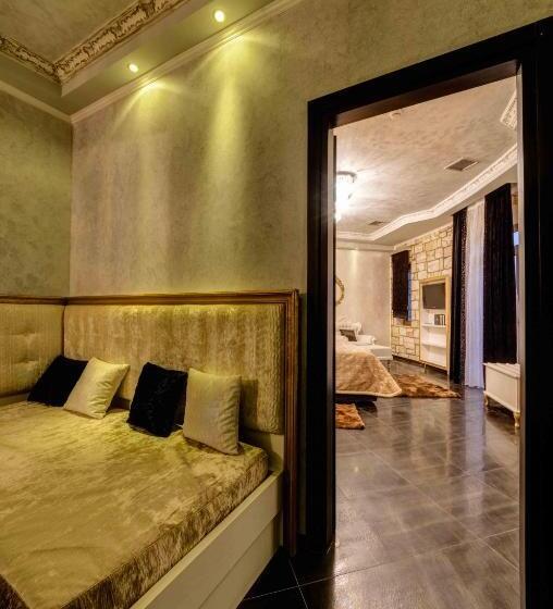 اتاق لوکس سه تخته, Chateau Rond Boutique Hotel & Spa