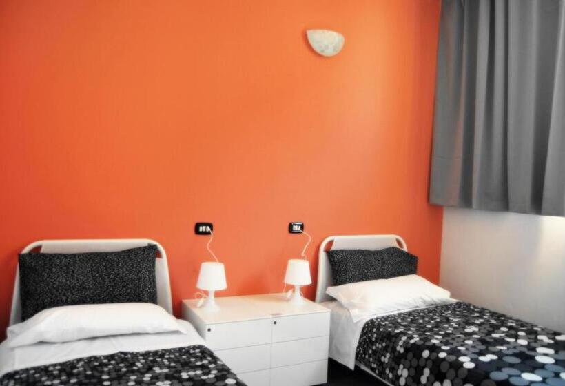 اتاق استاندارد سه تخته با سرویس بهداشتی مشترک, Mio Hostel