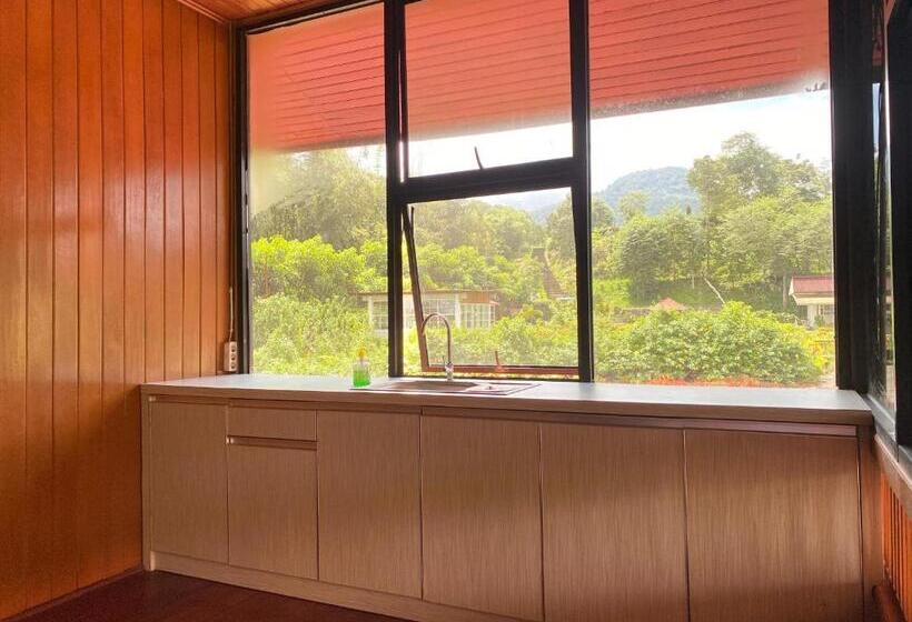 패밀리 룸 산 전망, Super Wonderful 5 Bedrooms With Bathroom Villa Marion Tomohon