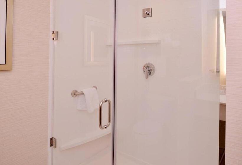 适合残疾人士使用的带超级大床的标准间, Fairfield Inn & Suites By Marriott Plymouth White Mountains