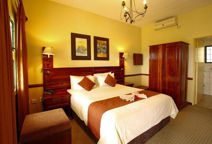 Deluxe room with river view, Maun Lodge