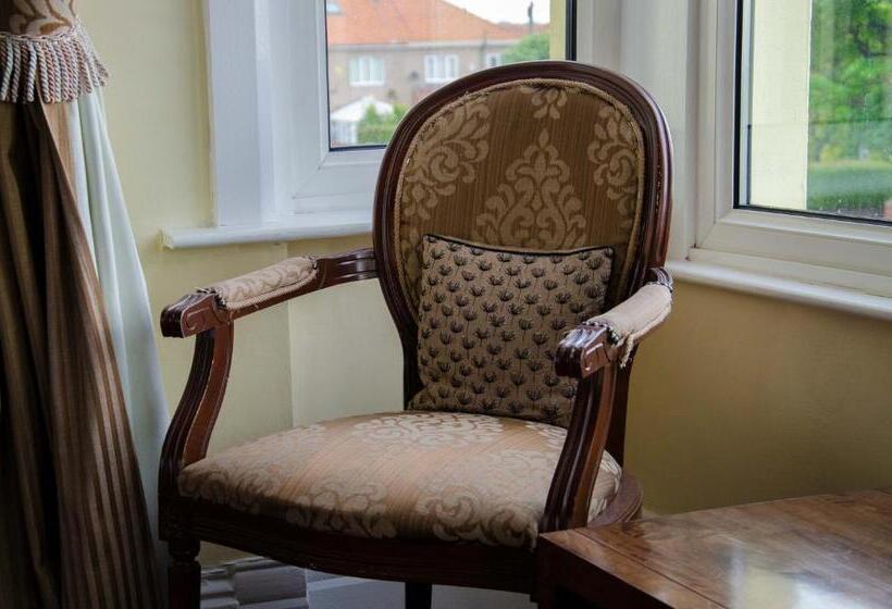 Deluxe Suite, The Lemonfield