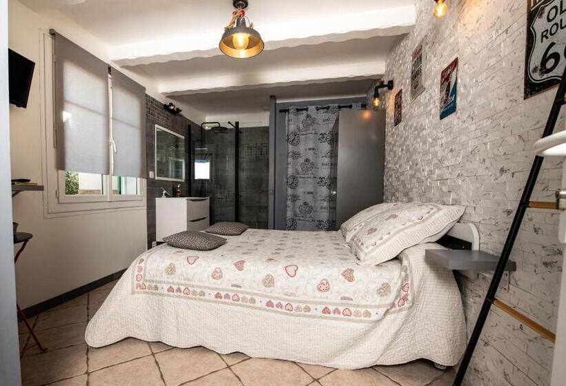 חדר סטנדרט נוף לבריכה, Chambre D Hôtes Villa De La Sueur Au Bonheur