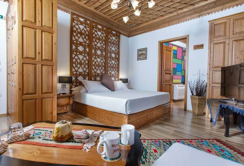 جناح ديلوكس, Kodra