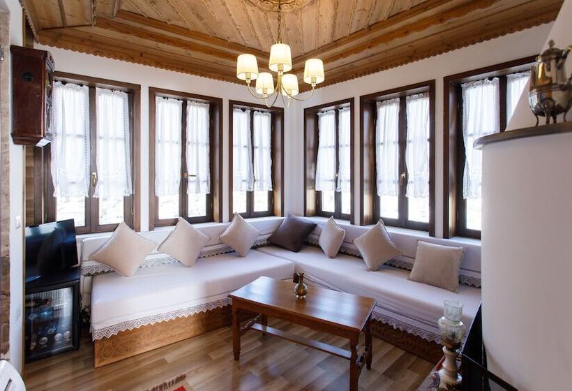 جناح ديلوكس, Kodra