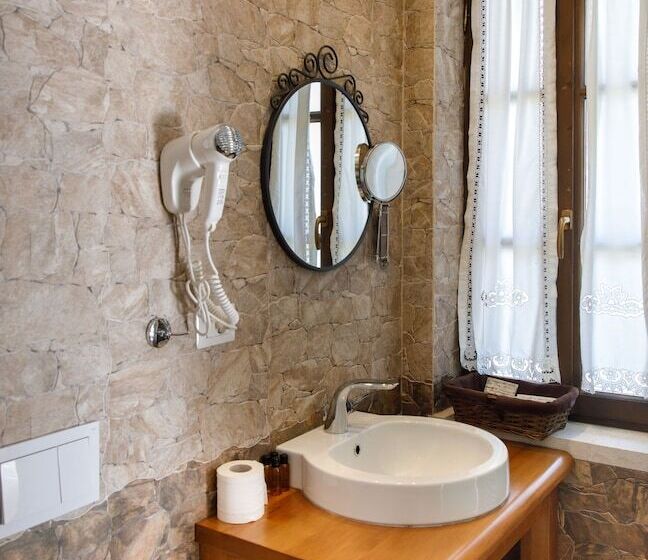 جناح ديلوكس, Kodra