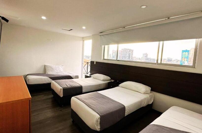 غرفة قياسية رباعية مزودة بشُرفة, Expo Hotel Ferial