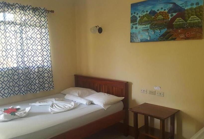 Трехместный Номер Стандарт Вид на Сад, Casa Moreno   Hostel