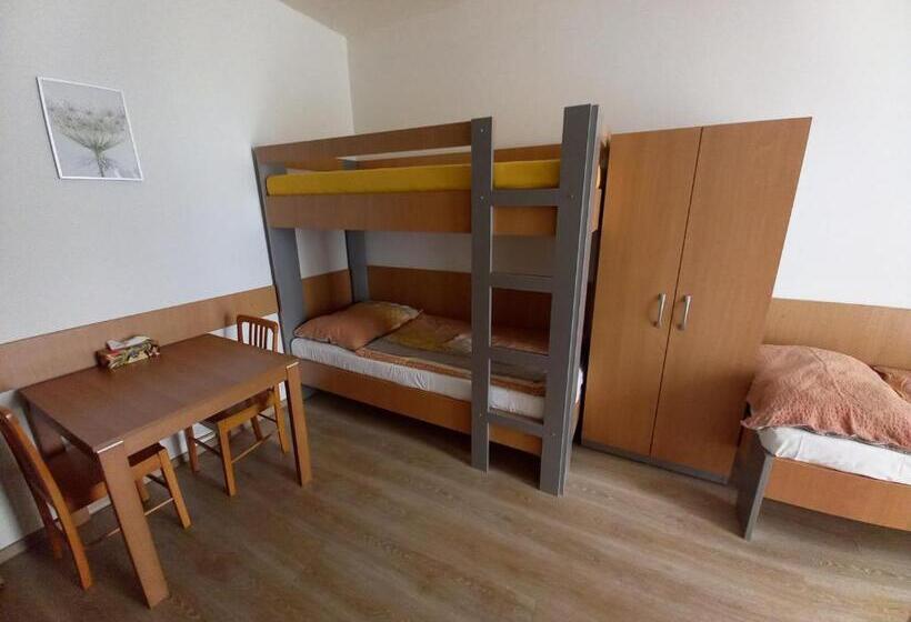 带阳台的三人标准间, Hostel Děčín