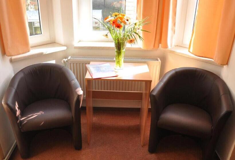 标准三人间共用浴室, Hostel Děčín