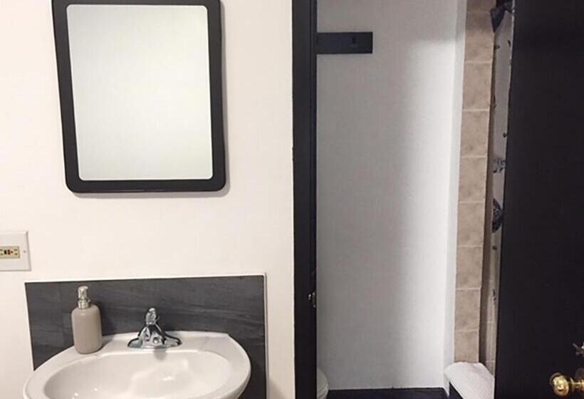 スタンダードルーム, Auberge Saintlo Montréal Hostel