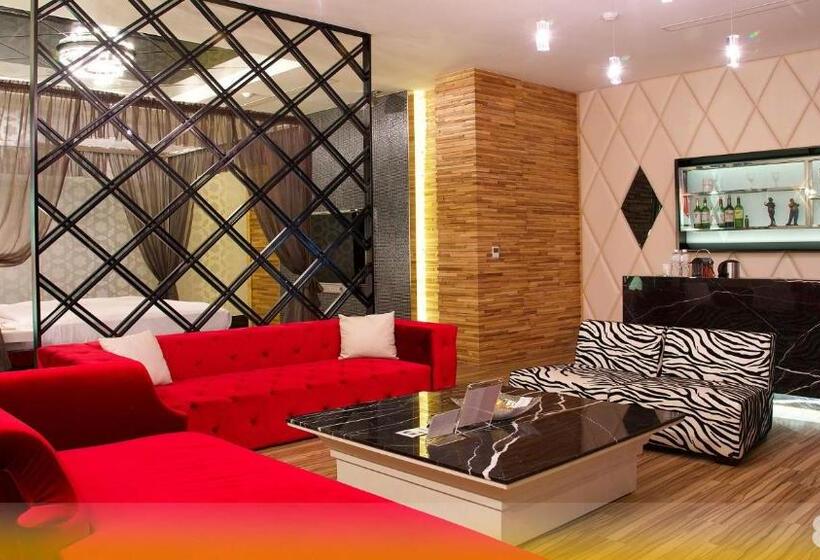 سوییت لوکس, Wehome Motel