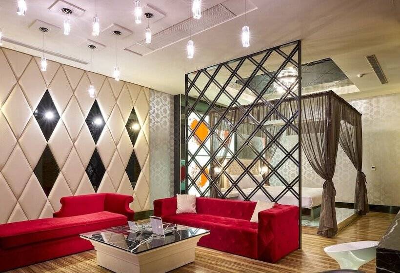 سوییت لوکس, Wehome Motel