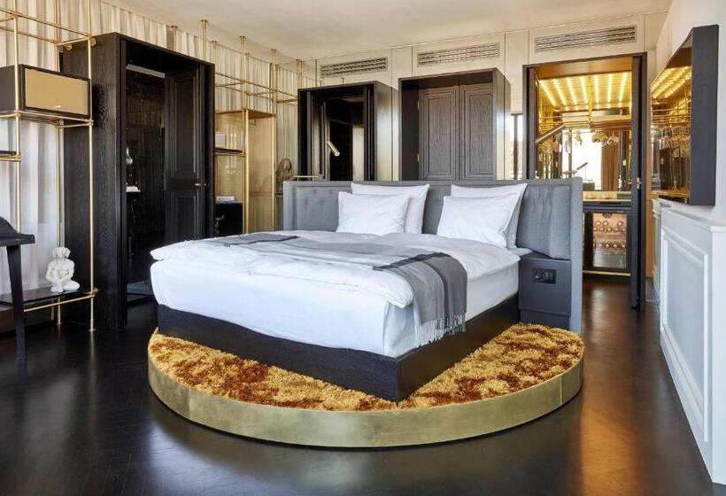 Deluxe Suite King Bed, Roomers Munich, Autograph Collection