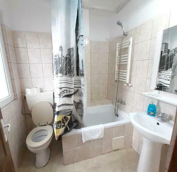 Четырехместный Номер Стандарт, Taxi Hostel
