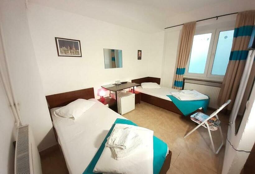 Номер Стандарт, Taxi Hostel