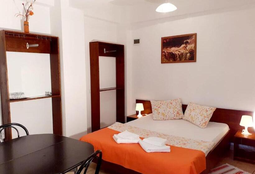 家庭间, Taxi Hostel