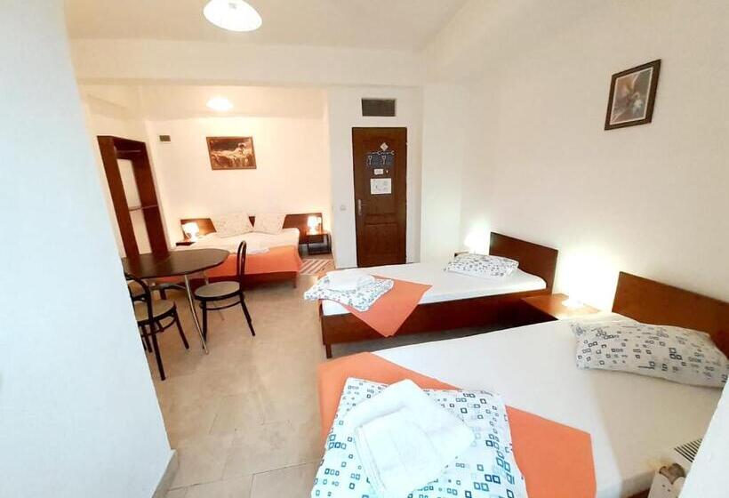 Семейный Номер, Taxi Hostel