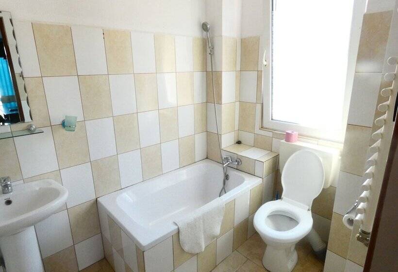 标准三人间, Taxi Hostel
