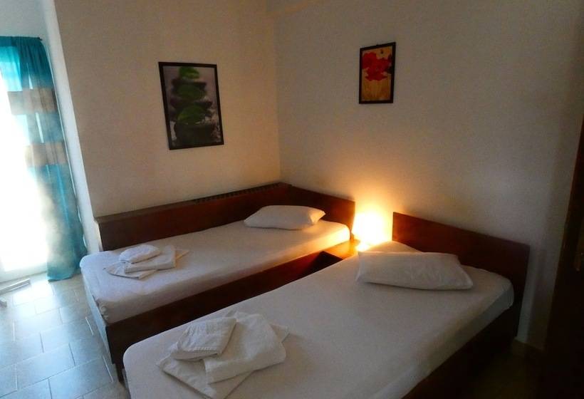 标准三人间, Taxi Hostel